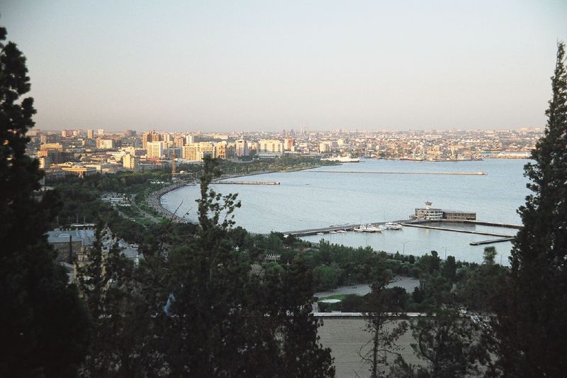 أفق مدينة باكو وأبرز معالم السياحة في أذربيجان على بحر قزوين